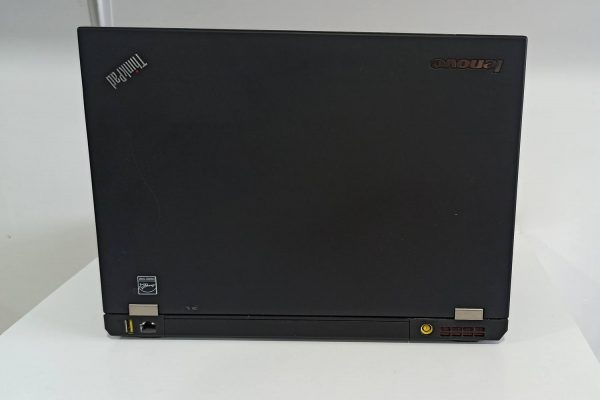 نمای پشت لپ تاپ لنوو t430