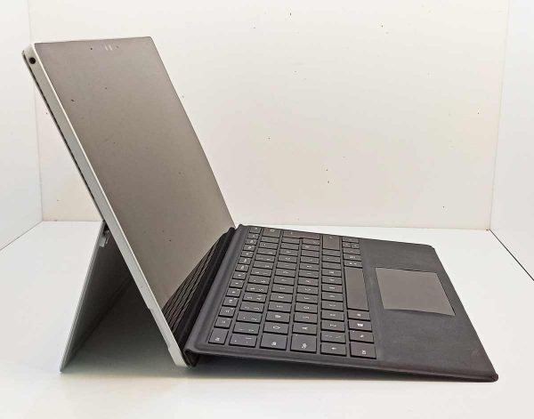 نمای سمت چپ لپ تاپ Surface pro 4