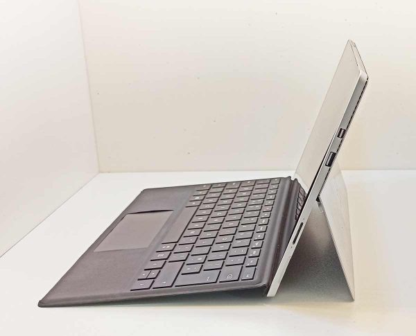 نمای سمت راست لپ تاپ Surface pro 4