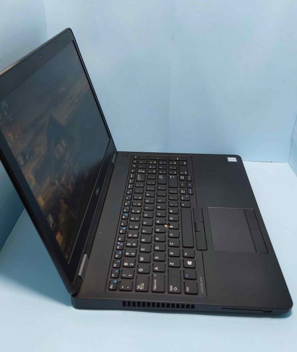 نمای چپ لپ تاپ Dell E5570